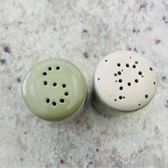 DARLING SPRING Ceramic Salt & Pepper Shakers Green Polka Dots Original Box - Picture 8 of 9